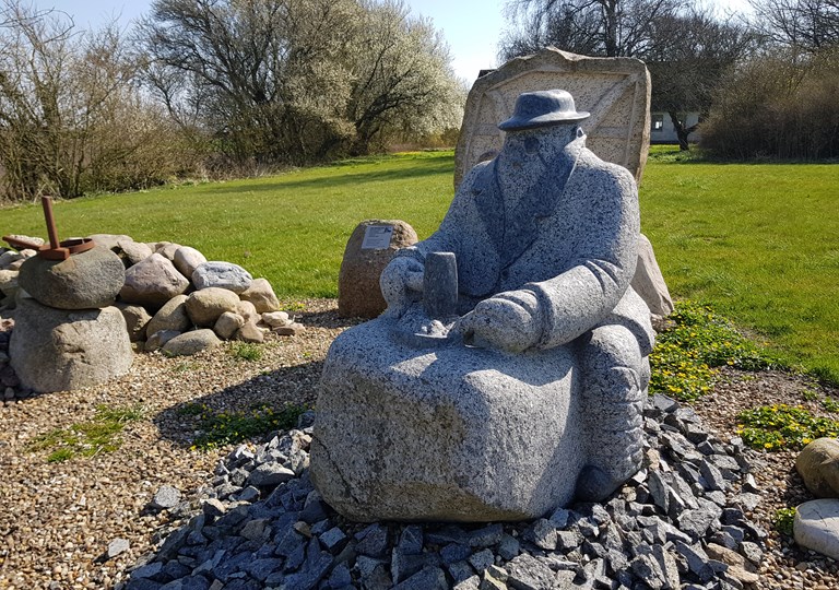 Jens Vejmand ved Jenlevej er lavet af Jakob Vestergaard, og opstillet i 2018. Skulpturen er lavet af granit.