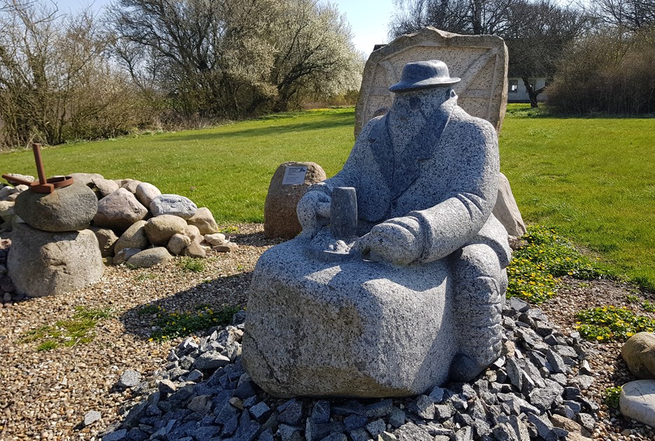 Jens Vejmand ved Jenlevej er lavet af Jakob Vestergaard, og opstillet i 2018. Skulpturen er lavet af granit.