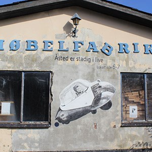 Billede af murmaleri fra Åsted. Denne har Møbelfabrik som tema.