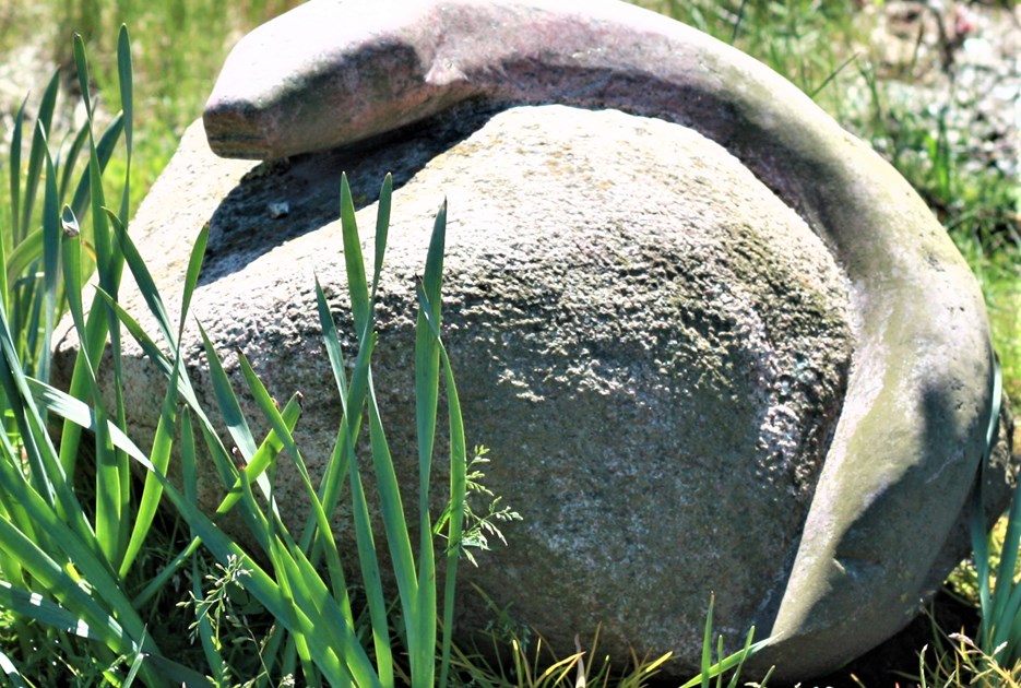 Slange på Sten er skabt af Thomas Klode.