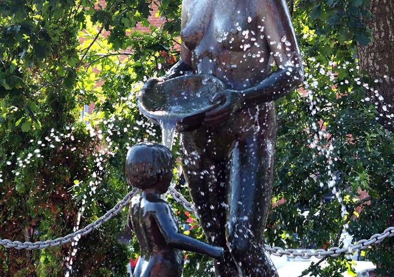 Billede af skulpturen "mor og barn"