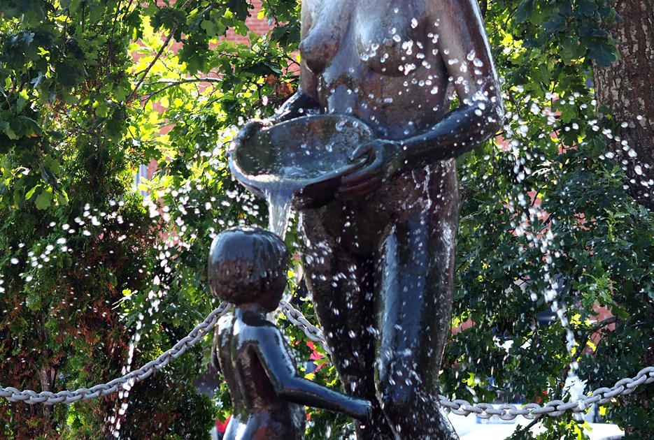 Billede af skulpturen "mor og barn"