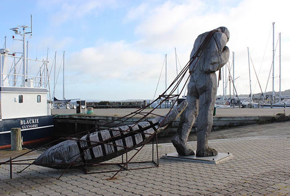 Skulpturen: Mand med fisk